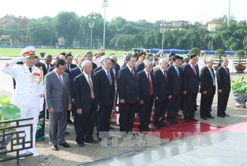 ການນຳພັກ,ລັດເຂົ້າຄຳນັບສຸສານປະທານໂຮ່ຈິມິນເນື່ອງໃນໂອກາດວັນຄ້າຍວັນເກີດ 125 ປີຂອງເພີ່ນ